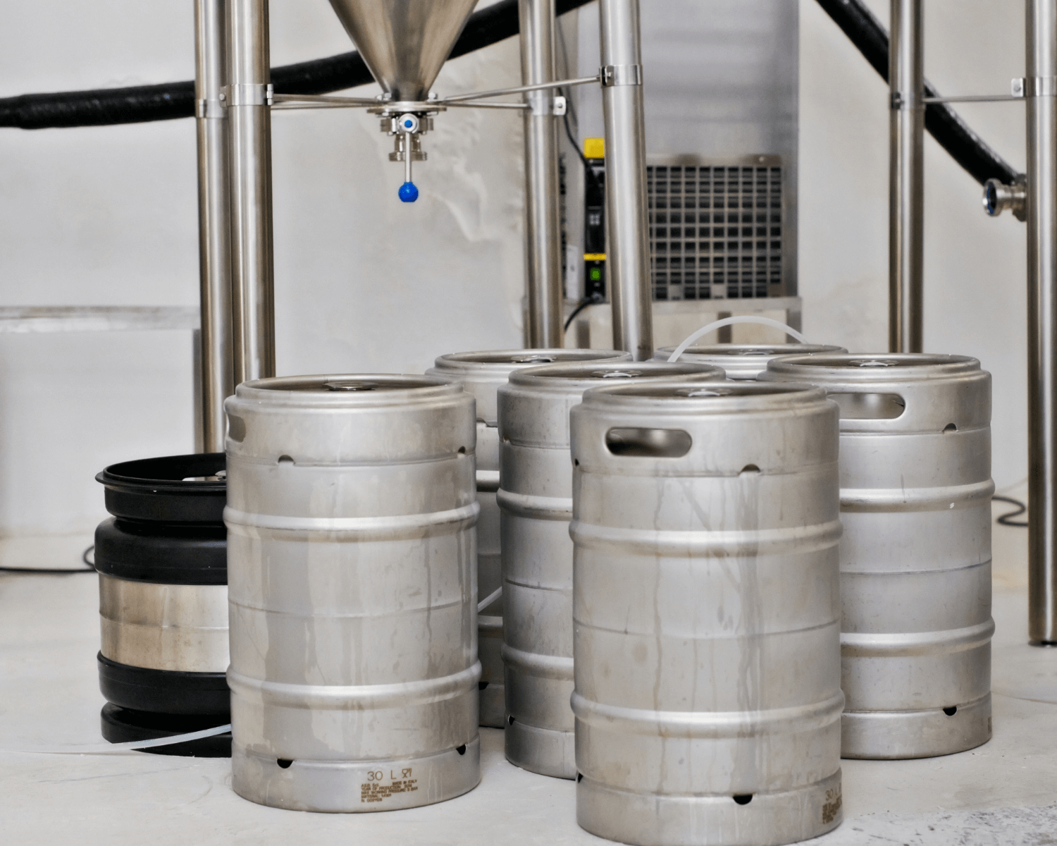 収穫したリンゴを加工・熟成させるための、清潔に保たれた醸造スペースと専用のステンレス樽